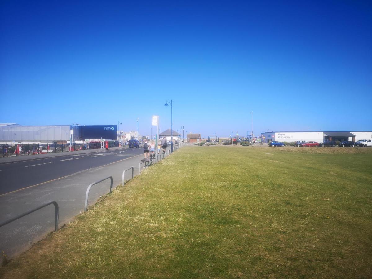 Vale View Apartment, Prestatyn, North Wales - A Stylish, Dog-Friendly Holiday Let Just A 5 Min Walk To Beach & Town! Экстерьер фото