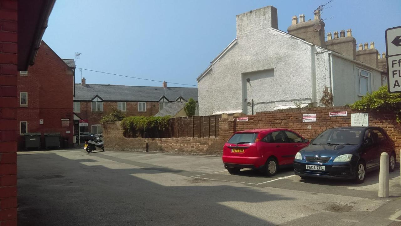 Vale View Apartment, Prestatyn, North Wales - A Stylish, Dog-Friendly Holiday Let Just A 5 Min Walk To Beach & Town! Экстерьер фото