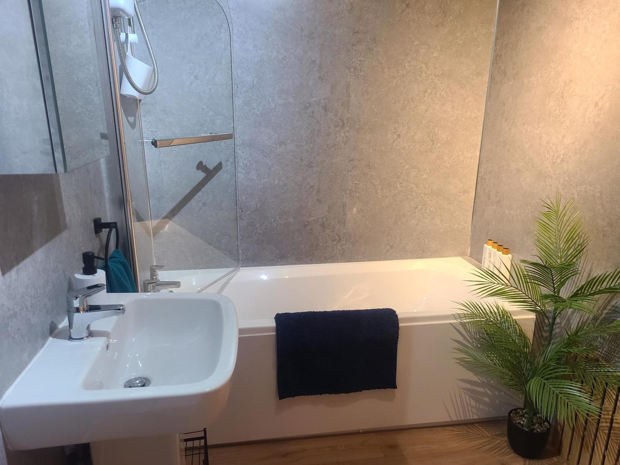 Vale View Apartment, Prestatyn, North Wales - A Stylish, Dog-Friendly Holiday Let Just A 5 Min Walk To Beach & Town! Экстерьер фото