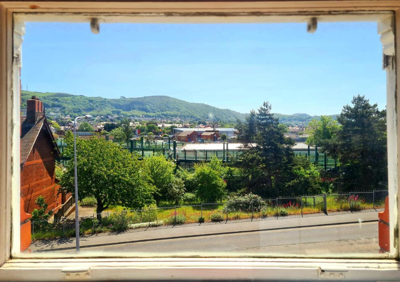 Vale View Apartment, Prestatyn, North Wales - A Stylish, Dog-Friendly Holiday Let Just A 5 Min Walk To Beach & Town! Экстерьер фото