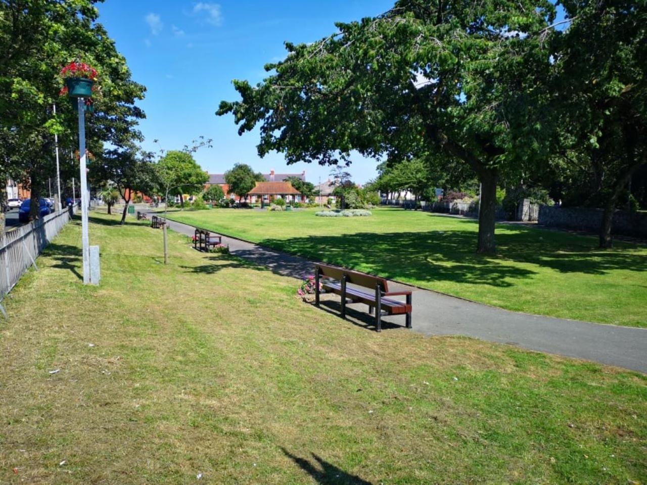 Vale View Apartment, Prestatyn, North Wales - A Stylish, Dog-Friendly Holiday Let Just A 5 Min Walk To Beach & Town! Экстерьер фото