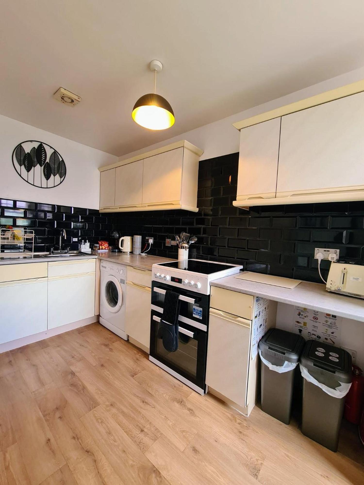 Vale View Apartment, Prestatyn, North Wales - A Stylish, Dog-Friendly Holiday Let Just A 5 Min Walk To Beach & Town! Экстерьер фото