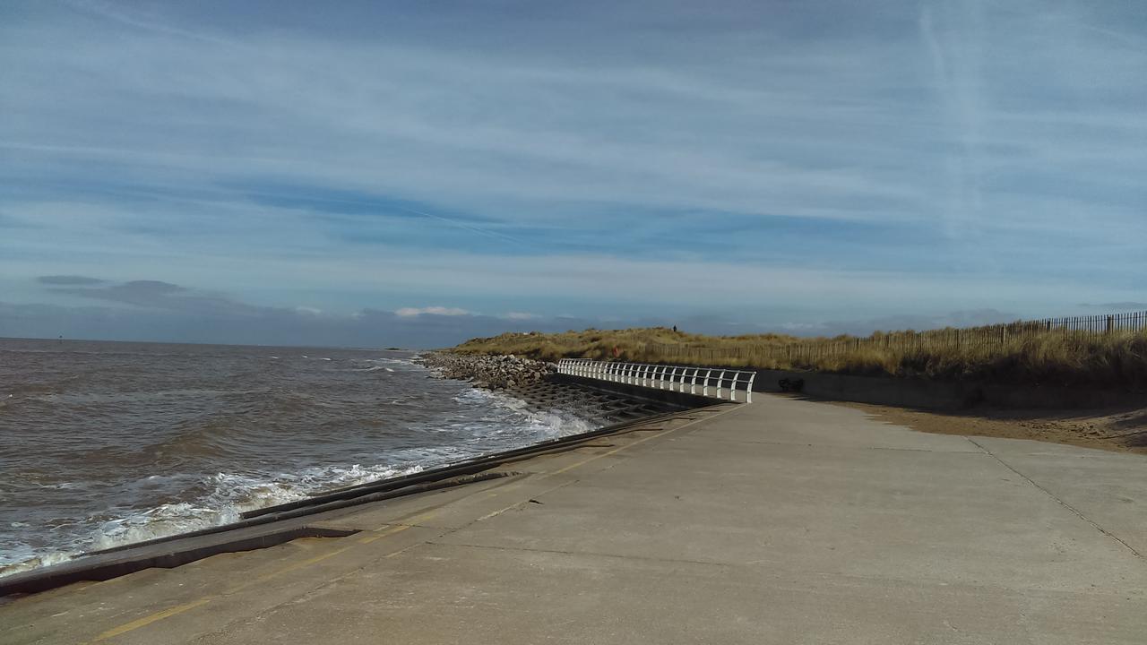 Vale View Apartment, Prestatyn, North Wales - A Stylish, Dog-Friendly Holiday Let Just A 5 Min Walk To Beach & Town! Экстерьер фото